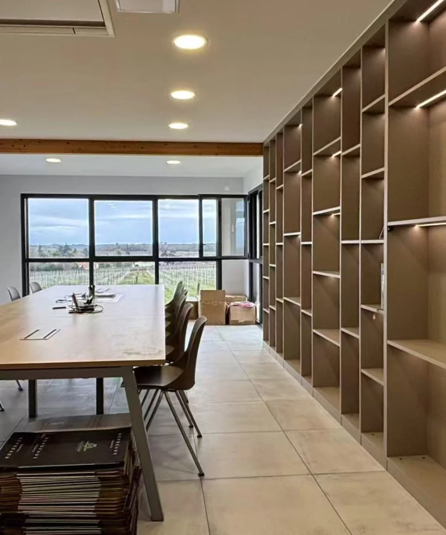 Projet salle de dégustation à BORDEAUX 2025- MZ furniture sur au mesure